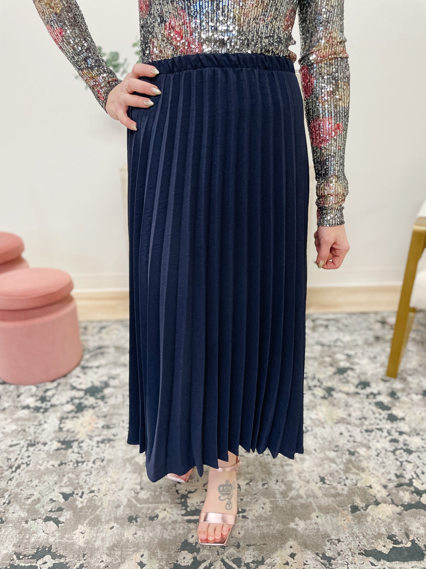 Midi Solid Pleated Skirt in Navy